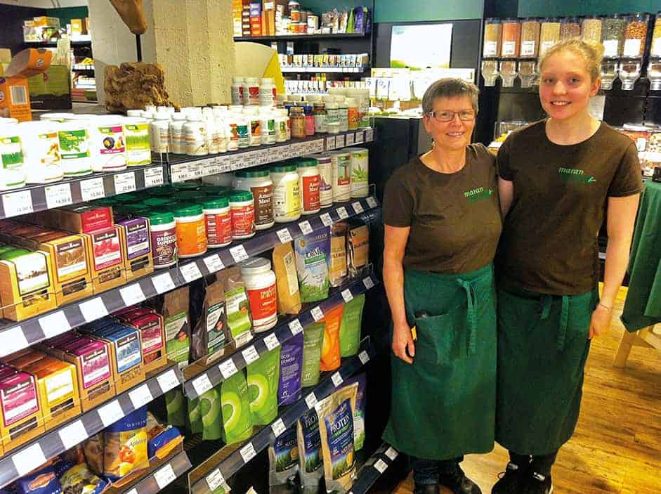 Superfoods: Josefine Maran verkauft seit 1986 Biolebensmittel, seit einem knappen Jahr ausschließlich vegane. Superfoods sind hier sehr beliebt – auch bei Mitarbeiterin Anita Hammer.