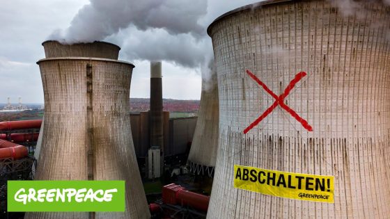 Greenpeace-Kletterer protestieren auf dem Kohlekraftwerk Neurath | Greenpeace Deutschland