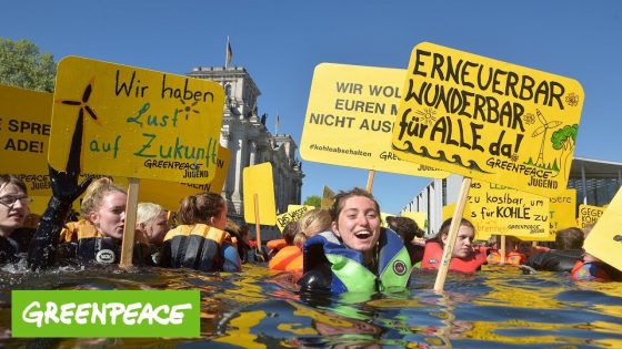 Jugendliche springen für Kohleausstieg in die Spree | Greenpeace Deutschland