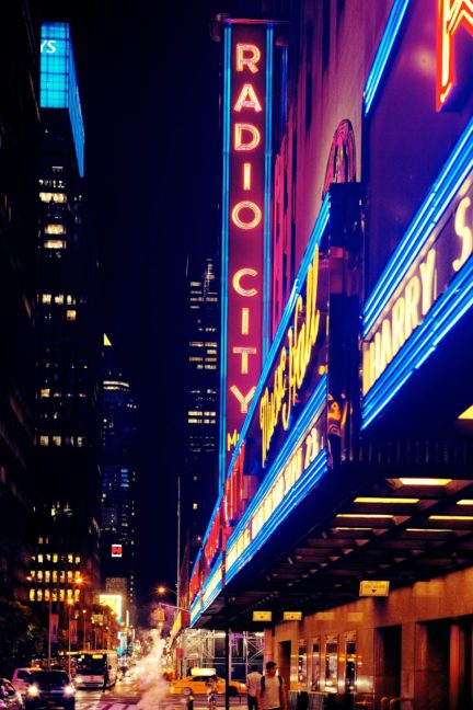 Radio City mit bunten Lichtern 