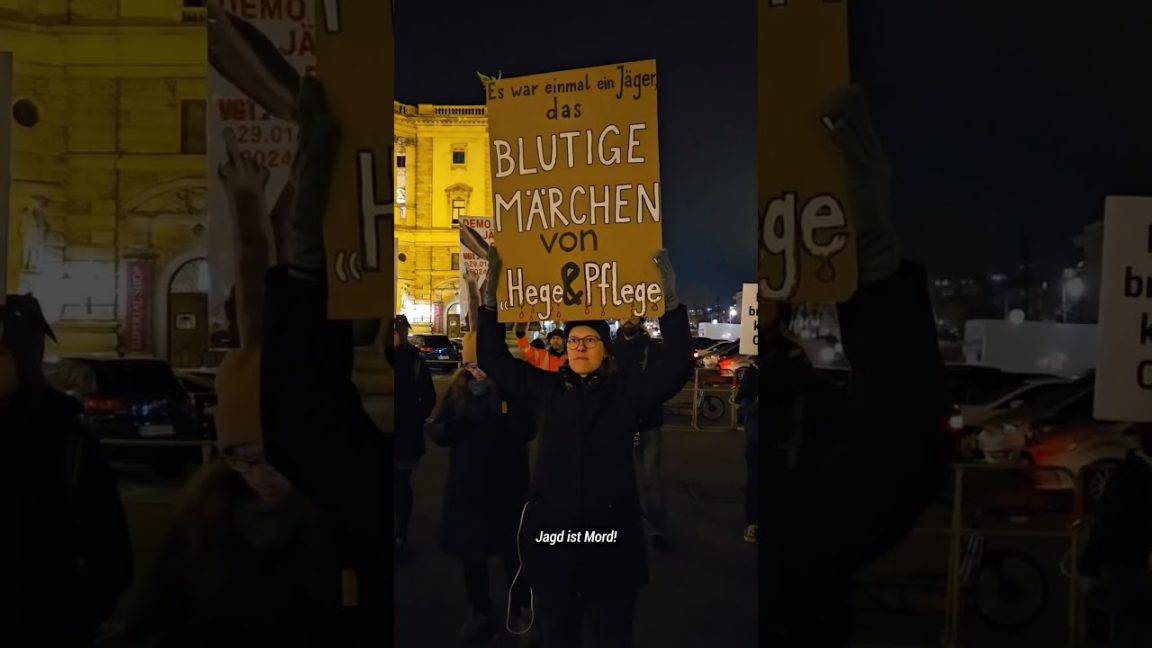 Einige Eindrücke der 40. Demo gegen den Jägerball in Wien!  #tierschutz  #jägerball #hofburg | VGT Österreich